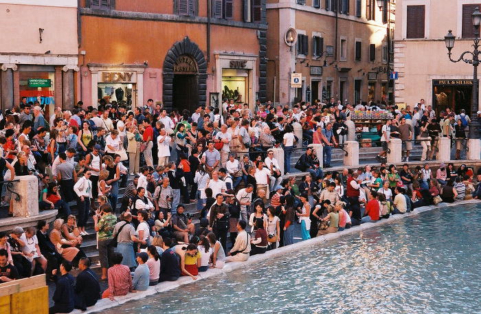 crowd-trevi-fountain-rome