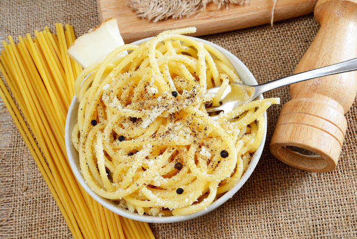 spaghetti-bucatini-tonnarelli-cacio-pepe-recipe-rome