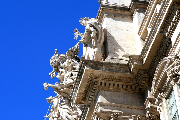 trevi-fountain-rome-statues-legends