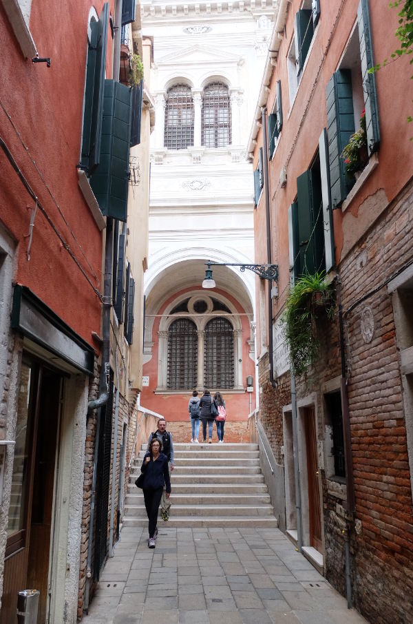 alleys-of-venice-old-town-italy
